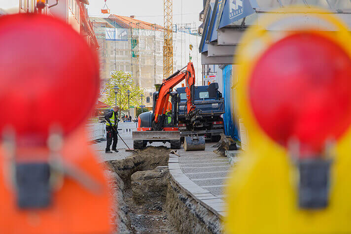 Bagger steht in der mitte der Theodor-Ludwig-Straße