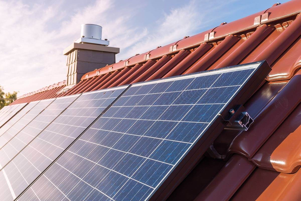Solaranlage auf einem roten Hausdach.